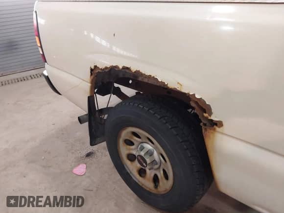 2005 GMC Sierra 1500 Work Truck z VIN 1GTEC14XX5Z120398, wystawiony jako IAAI lot #41889905 z przebiegiem 201 414 mil mil oraz . Historia ofert i sprzedaży dostępna na DreamBid. Obrazek 14.