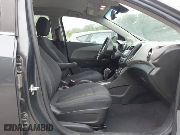 2013 Chevrolet Sonic LT z VIN 1G1JC6SG6D4206746, wystawiony jako IAAI lot #42868959 z przebiegiem 104 210 mil mil oraz . Historia ofert i sprzedaży dostępna na DreamBid. Obrazek 5.