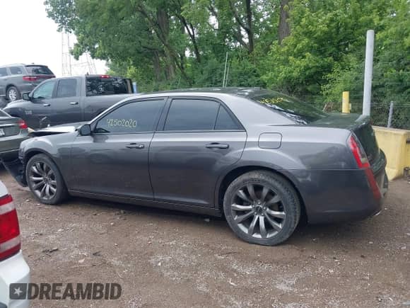 2014 Chrysler 300 S с VIN 2C3CCABGXEH250776, выставлен на аукционе IAAI как лот 42502020 с пробегом 95 578 миль миль и . История ставок и продаж доступна на DreamBid. Изображение 14.