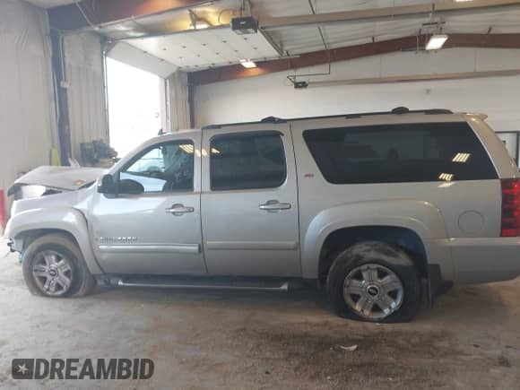 2009 Chevrolet Suburban 2LT z VIN 1GNFK26369R240705, wystawiony jako IAAI lot #43364816 z przebiegiem Nie podano mil oraz . Historia ofert i sprzedaży dostępna na DreamBid. Obrazek 13.