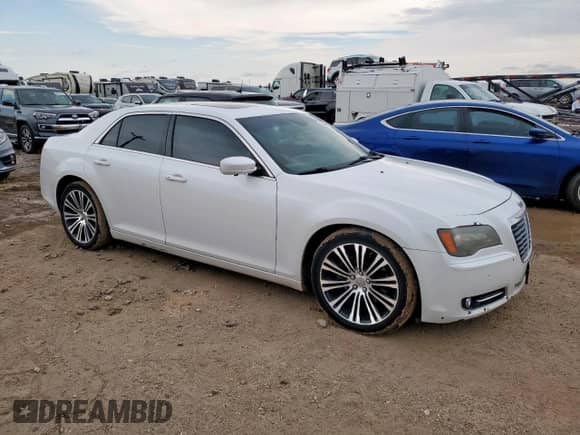 2013 Chrysler 300 S z VIN 2C3CCABT4DH735975, wystawiony jako Copart lot #67370795 z przebiegiem 156 440 mil mil oraz Czysty tytuł • Clean title. Historia ofert i sprzedaży dostępna na DreamBid. Obrazek 4.