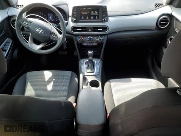 2020 Hyundai Kona SE с VIN KM8K1CAA7LU493621, выставлен на аукционе Copart как лот 66295345 с пробегом 72 062 миль миль и Списание • Salvage title. История ставок и продаж доступна на DreamBid. Изображение 8.