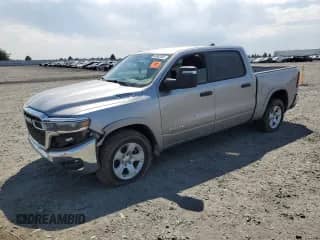 2025 Ram 1500 Big Horn z VIN 1C6RRFFG5SN506893, wystawiony jako Copart lot #66962035 z przebiegiem 22 992 mil mil oraz Szkoda całkowita • Salvage title. Historia ofert i sprzedaży dostępna na DreamBid. Obrazek 1.