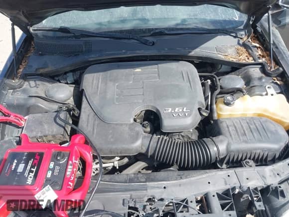 2018 Chrysler 300 Limited с VIN 2C3CCAEG9JH136869, выставлен на аукционе IAAI как лот 43503818 с пробегом 108 585 миль миль и . История ставок и продаж доступна на DreamBid. Изображение 10.