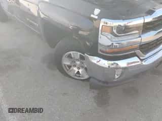 2018 Chevrolet Silverado 1500 LT z VIN 3GCPCREC5JG386053, wystawiony jako IAAI lot #43505435 z przebiegiem 131 243 mil mil oraz . Historia ofert i sprzedaży dostępna na DreamBid. Obrazek 6.