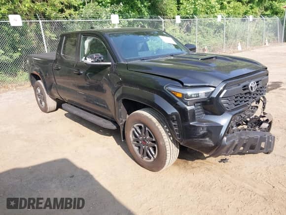 2024 Toyota Tacoma SR5 z VIN 3TMLB5JNXRM054348, wystawiony jako IAAI lot #42437739 z przebiegiem 11 274 mil mil oraz . Historia ofert i sprzedaży dostępna na DreamBid. Obrazek 1.