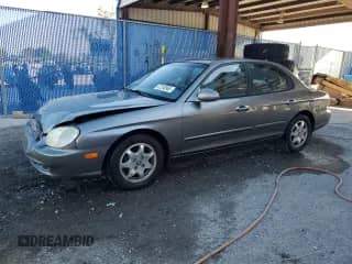 2001 Hyundai Sonata GLS z VIN KMHWF35V21A498000, wystawiony jako Copart lot #47246965 z przebiegiem 111 616 mil mil oraz Szkoda całkowita • Salvage title. Historia ofert i sprzedaży dostępna na DreamBid. Obrazek 1.