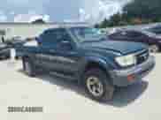1998 Toyota Tacoma z VIN 4TASM92N7WZ121828, wystawiony jako Copart lot #64122235 z przebiegiem 200 637 mil mil oraz Szkoda całkowita • Salvage title. Historia ofert i sprzedaży dostępna na DreamBid. Obrazek 4.