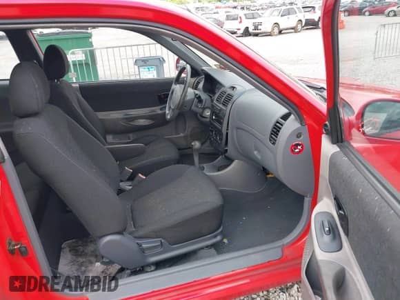 2003 Hyundai Accent GL z VIN KMHCG35CX3U247788, wystawiony jako IAAI lot #42254692 z przebiegiem 89 560 mil mil oraz . Historia ofert i sprzedaży dostępna na DreamBid. Obrazek 5.