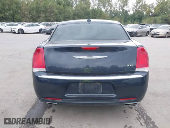2015 Chrysler 300 Limited z VIN 2C3CCAAG3FH797455, wystawiony jako IAAI lot #43348291 z przebiegiem 135 058 mil mil oraz . Historia ofert i sprzedaży dostępna na DreamBid. Obrazek 16.