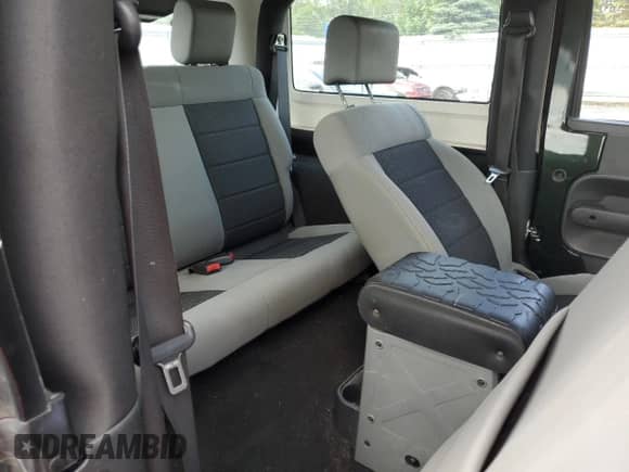 2010 Jeep Wrangler Islander z VIN 1J4AA2D16AL171507, wystawiony jako Copart lot #61957905 z przebiegiem 132 462 mil mil oraz Czysty tytuł • Clean title. Historia ofert i sprzedaży dostępna na DreamBid. Obrazek 11.