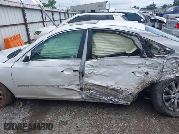 2009 Hyundai Azera Limited with VIN KMHFC46F79A358185, listed as a IAAI auction lot 42502180 with 176,983 mi miles and . Bid and sale history available at DreamBid. Image 14.