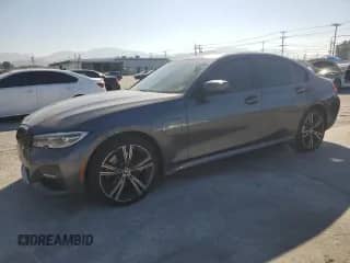 2021 BMW 3 Series 330e xDrive z VIN WBA5P9C00MFJ80209, wystawiony jako Copart lot #66223955 z przebiegiem 131 238 mil mil oraz Szkoda całkowita • Salvage title. Historia ofert i sprzedaży dostępna na DreamBid. Obrazek 1.