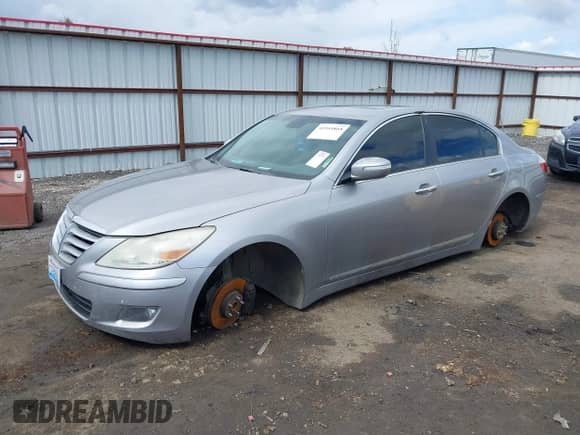 2009 Hyundai Genesis z VIN KMHGC46F69U064960, wystawiony jako IAAI lot #41954868 z przebiegiem 136 111 mil mil oraz . Historia ofert i sprzedaży dostępna na DreamBid. Obrazek 2.