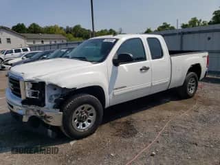 2010 GMC Sierra 1500 SL z VIN 1GTSKUEA9AZ197145, wystawiony jako Copart lot #70559594 z przebiegiem 182 393 mil mil oraz Szkoda całkowita • Salvage title. Historia ofert i sprzedaży dostępna na DreamBid. Obrazek 1.
