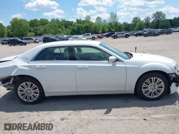 2014 Chrysler 300 z VIN 2C3CCARG8EH201274, wystawiony jako IAAI lot #42227142 z przebiegiem 151 514 mil mil oraz . Historia ofert i sprzedaży dostępna na DreamBid. Obrazek 13.