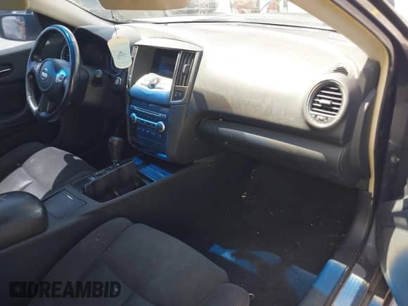 2013 Nissan Maxima SV z VIN 1N4AA5AP7DC840622, wystawiony jako IAAI lot #43324440 z przebiegiem 163 678 mil mil oraz . Historia ofert i sprzedaży dostępna na DreamBid. Obrazek 5.