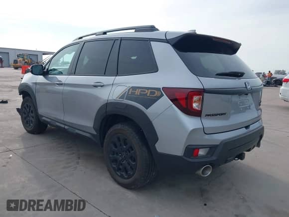 2023 Honda Passport TrailSport z VIN 5FNYF8H66PB044234, wystawiony jako IAAI lot #42462611 z przebiegiem 6 411 mil mil oraz . Historia ofert i sprzedaży dostępna na DreamBid. Obrazek 3.