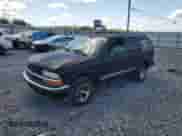 2000 Chevrolet Blazer LS z VIN 1GNCS13W3Y2297205, wystawiony jako Copart lot #52946885 z przebiegiem 204 232 mil mil oraz Szkoda całkowita • Salvage title. Historia ofert i sprzedaży dostępna na DreamBid. Obrazek 1.