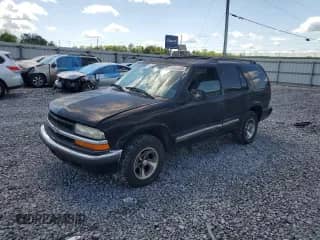 2000 Chevrolet Blazer LS z VIN 1GNCS13W3Y2297205, wystawiony jako Copart lot #52946885 z przebiegiem 204 232 mil mil oraz Szkoda całkowita • Salvage title. Historia ofert i sprzedaży dostępna na DreamBid. Obrazek 1.