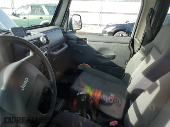 2006 Jeep Wrangler SE z VIN 1J4FA29S76P781617, wystawiony jako Copart lot #85903084 z przebiegiem Nie podano mil oraz Szkoda całkowita • Salvage title. Historia ofert i sprzedaży dostępna na DreamBid. Obrazek 8.