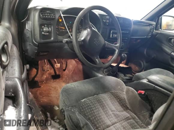 2001 Chevrolet Blazer LS z VIN 1GNCT18WX1K102325, wystawiony jako Copart lot #45460265 z przebiegiem 190 351 mil mil oraz Czysty tytuł • Clean title. Historia ofert i sprzedaży dostępna na DreamBid. Obrazek 8.