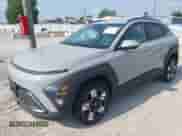2024 Hyundai Kona SEL с VIN KM8HBCAB1RU096124, выставлен на аукционе IAAI как лот 42904719 с пробегом 26 550 миль миль и . История ставок и продаж доступна на DreamBid. Изображение 2.