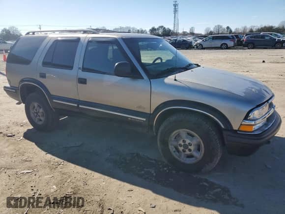 1998 Chevrolet Blazer LT z VIN 1GNDT13W2W2115668, wystawiony jako Copart lot #46636585 z przebiegiem Nie podano mil oraz Szkoda całkowita • Salvage title. Historia ofert i sprzedaży dostępna na DreamBid. Obrazek 4.