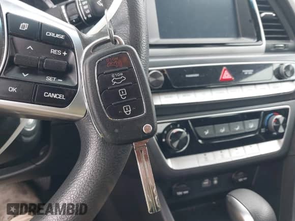 2019 Hyundai Sonata SE z VIN 5NPE24AF6KH782935, wystawiony jako IAAI lot #43015690 z przebiegiem 94 842 mil mil oraz . Historia ofert i sprzedaży dostępna na DreamBid. Obrazek 11.