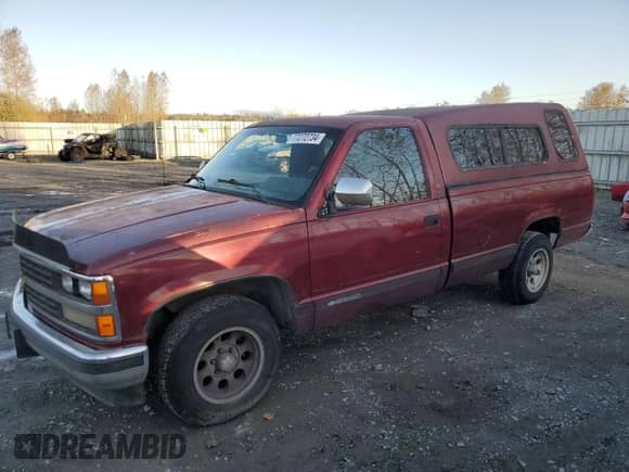 1988 Chevrolet Silverado 2500 z VIN 1GCFC24K5JE141613, wystawiony jako Copart lot #77272734 z przebiegiem 226 822 mil mil oraz Czysty tytuł • Clean title. Historia ofert i sprzedaży dostępna na DreamBid. Obrazek 1.