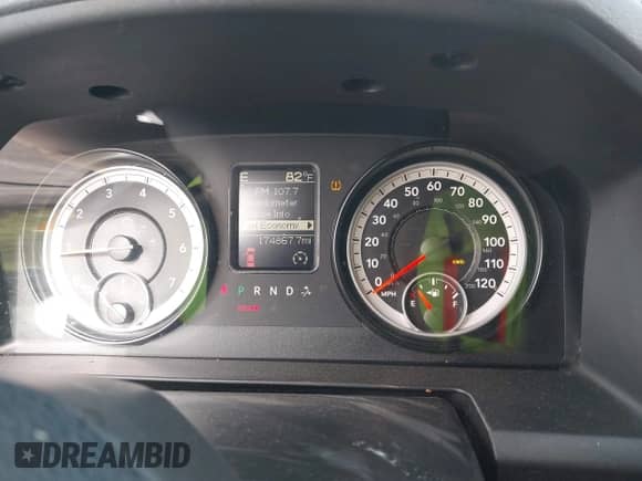 2014 Ram 1500 Big Horn z VIN 1C6RR7LT6ES421042, wystawiony jako IAAI lot #42846785 z przebiegiem 174 867 mil mil oraz . Historia ofert i sprzedaży dostępna na DreamBid. Obrazek 7.