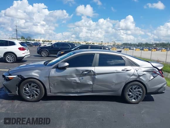 2024 Hyundai Elantra SEL z VIN KMHLM4DG0RU832858, wystawiony jako IAAI lot #43229755 z przebiegiem 11 058 mil mil oraz . Historia ofert i sprzedaży dostępna na DreamBid. Obrazek 14.