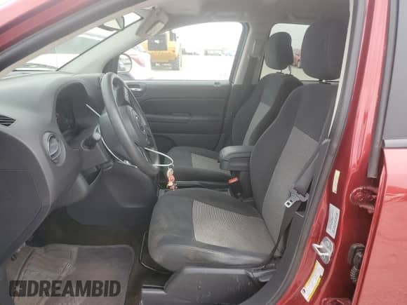 2014 Jeep Compass Sport z VIN 1C4NJCBB0ED865621, wystawiony jako Copart lot #52941835 z przebiegiem 93 487 mil mil oraz Szkoda całkowita • Salvage title. Historia ofert i sprzedaży dostępna na DreamBid. Obrazek 7.