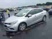 2018 Chevrolet Cruze LS z VIN 1G1BC5SM9J7188340, wystawiony jako IAAI lot #43258785 z przebiegiem 36 132 mil mil oraz . Historia ofert i sprzedaży dostępna na DreamBid. Obrazek 2.