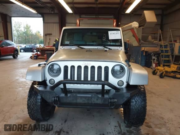 2009 Jeep Wrangler Sahara z VIN 1J4FA54159L747557, wystawiony jako IAAI lot #43387452 z przebiegiem 141 100 mil mil oraz . Historia ofert i sprzedaży dostępna na DreamBid. Obrazek 12.