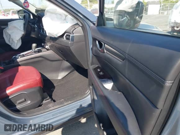 2023 Mazda CX-5 S Carbon Edition z VIN JM3KFBCM6P0252838, wystawiony jako IAAI lot #43248566 z przebiegiem 37 599 mil mil oraz . Historia ofert i sprzedaży dostępna na DreamBid. Obrazek 5.