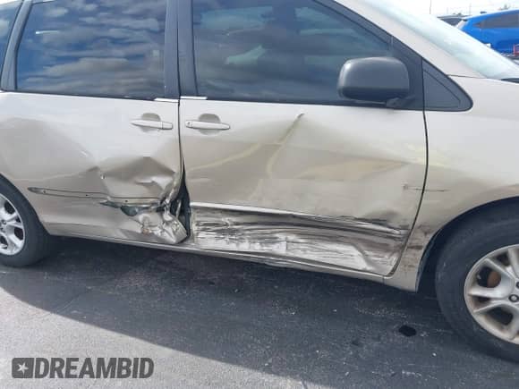 2004 Toyota Sienna XLE z VIN 5TDZA22C94S005059, wystawiony jako IAAI lot #43152895 z przebiegiem 187 536 mil mil oraz . Historia ofert i sprzedaży dostępna na DreamBid. Obrazek 6.