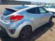 2013 Hyundai Veloster Turbo z VIN KMHTC6AE2DU147433, wystawiony jako IAAI lot #42239672 z przebiegiem 130 640 mil mil oraz . Historia ofert i sprzedaży dostępna na DreamBid. Obrazek 4.