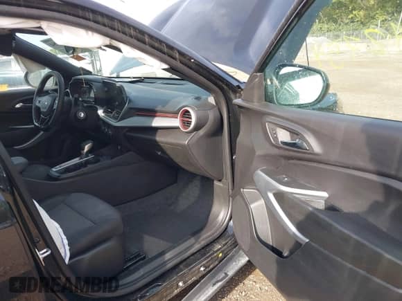 2025 Chevrolet Trax 1RS с VIN KL77LGEP8SC178337, выставлен на аукционе IAAI как лот 43142754 с пробегом 11 463 миль миль и . История ставок и продаж доступна на DreamBid. Изображение 5.