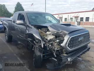 2018 Toyota Tacoma SR5 z VIN 5TFSZ5AN4JX139711, wystawiony jako IAAI lot #43175221 z przebiegiem 24 676 mil mil oraz . Historia ofert i sprzedaży dostępna na DreamBid. Obrazek 1.