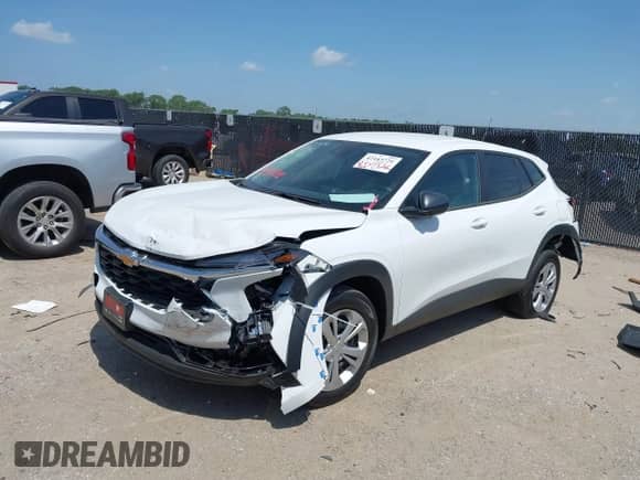 2025 Chevrolet Trax LS с VIN KL77LFEP5SC271746, выставлен на аукционе IAAI как лот 42449579 с пробегом 422 миль миль и . История ставок и продаж доступна на DreamBid. Изображение 2.