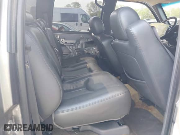 2006 Chevrolet Silverado 1500 LT2 z VIN 2GCEC13Z661346287, wystawiony jako IAAI lot #42013454 z przebiegiem 318 918 mil mil oraz . Historia ofert i sprzedaży dostępna na DreamBid. Obrazek 8.