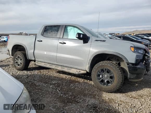2025 Chevrolet Silverado 1500 z VIN 3GCUKHE86SG111563, wystawiony jako Copart lot #42922455 z przebiegiem Nie podano mil oraz Szkoda całkowita • Salvage title. Historia ofert i sprzedaży dostępna na DreamBid. Obrazek 4.