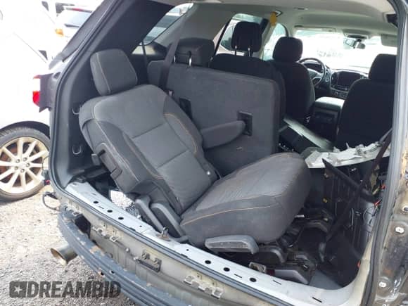 2018 Chevrolet Traverse LT Cloth z VIN 1GNEVGKW0JJ275663, wystawiony jako IAAI lot #42224038 z przebiegiem 115 995 mil mil oraz . Historia ofert i sprzedaży dostępna na DreamBid. Obrazek 18.