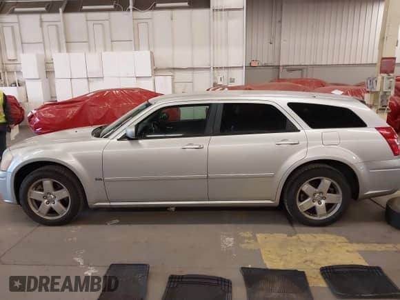 2005 Dodge Magnum SXT with VIN 2D4GZ48VX5H688672, listed as a IAAI auction lot 41466285 with 183,124 mi miles and . Bid and sale history available at DreamBid. Image 14.