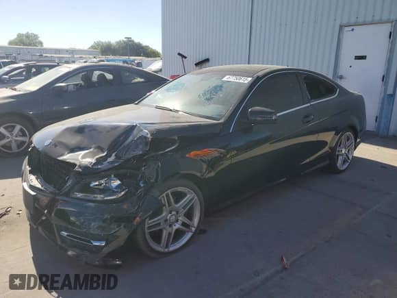 2014 Mercedes-Benz C 250 z VIN WDDGJ4HB0EG159212, wystawiony jako Copart lot #67750615 z przebiegiem 262 035 mil mil oraz Szkoda całkowita • Salvage title. Historia ofert i sprzedaży dostępna na DreamBid. Obrazek 1.