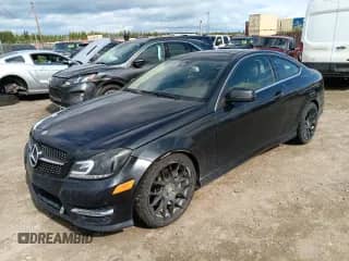 2013 Mercedes-Benz C 350 z VIN WDDGJ8JB7DG053940, wystawiony jako Copart lot #66732545 z przebiegiem 138 043 mil mil oraz Szkoda całkowita • Salvage title. Historia ofert i sprzedaży dostępna na DreamBid. Obrazek 1.