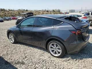 2024 Tesla Model Y Long Range with VIN 7SAYGDEE1RF064558, listed as a Copart auction lot 62367204 with 2,706 mi miles and Salvage title. Bid and sale history available at DreamBid. Image 2.