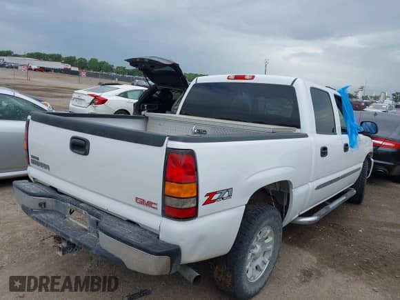 2005 GMC Sierra 1500 SLE with VIN 2GTEK13T151337526, listed as a IAAI auction lot 42642188 with Not provided miles and . Bid and sale history available at DreamBid. Image 4.