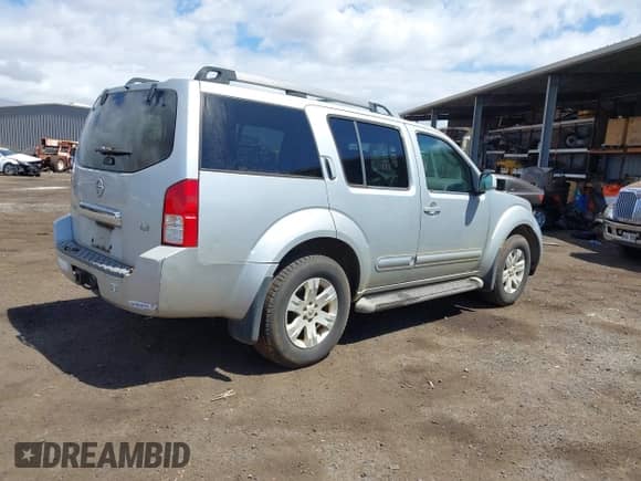 2005 Nissan Pathfinder SE z VIN 5N1AR18W85C708863, wystawiony jako IAAI lot #42585381 z przebiegiem 145 851 mil mil oraz . Historia ofert i sprzedaży dostępna na DreamBid. Obrazek 4.